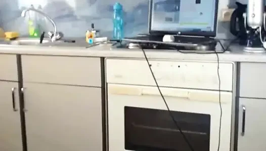 Baştan çıkarıcı sallama: Sexydea'nın müstehcen twerk gösterisini izleyin!