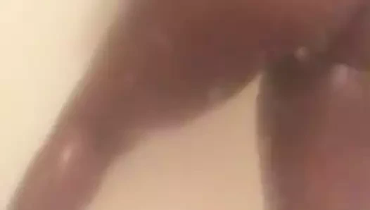 Sıcak siyah bbw showering ona kedi