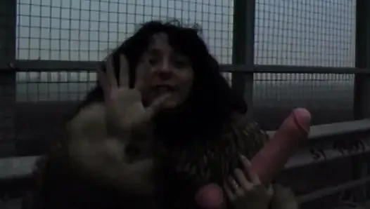 Azgın orta yaşlı seksi kadın otoyol macerasında büyük dildo dolduruyor