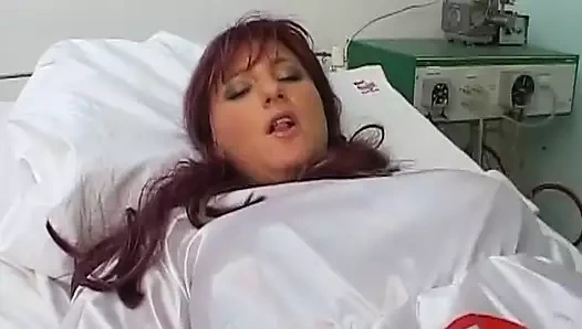 Büyük memeli kızıl saçlı Alman hemşire hastasını sert sikiyor