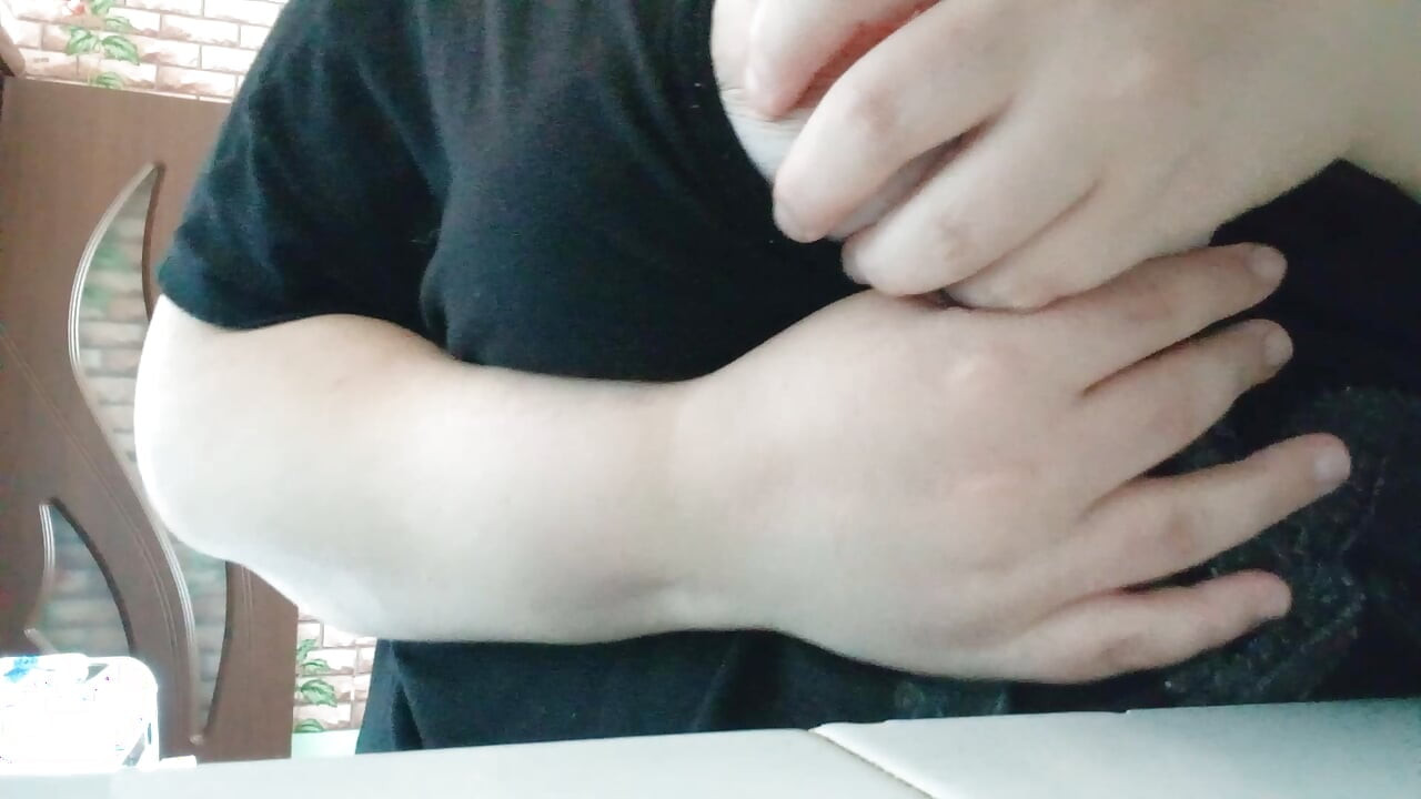 Duş sonrası göğüslerini gösteriyor