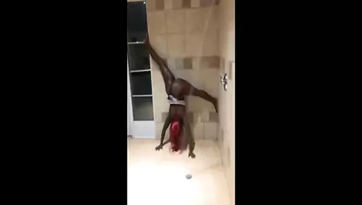Abanoz baş aşağı duş twerking.