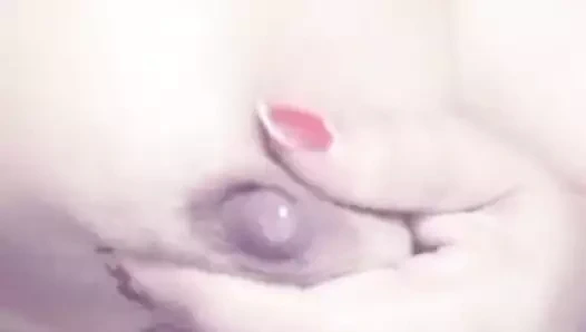 Büyük doğal göğüslerini gösteren kadın