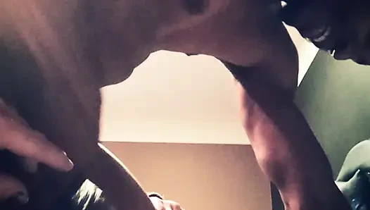 Siyah kralının gırtlağına kadar öğürüyor