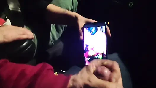 Neredeyse yakalanıyordum! Trafikte önümde mastürbasyon yapıyor, izlemeyi seviyorum. Büyük boşalma!  Bölüm 2