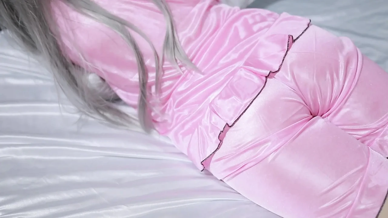 Indonesische meid gebruikt satijnen pyjama in doggystyle entot tot tevreden big ass asian girl