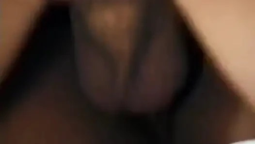 Büyük memeli lüks renkli bebek yarak emiyor ve tatmin için bacaklarını açıyor