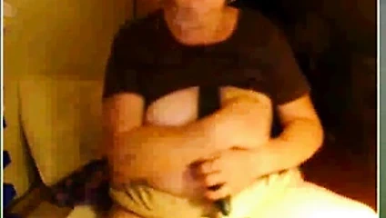 Bu kızıl saçlı büyükanne bir web kamerası gösterisi yapmayı seviyor