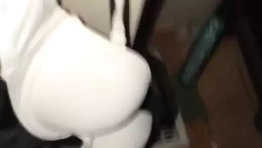 Beyaz sutyeninde daha fazla fındık