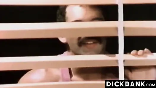 Azgın Scott Avery tatmin edici bir sikiş alıyor