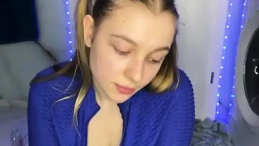 Seksi kıyafetle amına mastürbasyon yapıyor