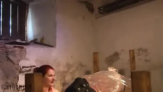 Tamamen folyoya sarılmış. Yüze oturma ve penis sikiş