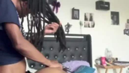 Üvey kız kardeşim ebeveynlerimiz işe gittiğinde beni seks için uyandırmaya devam ediyor