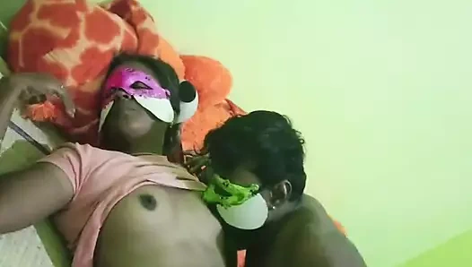 Hintli çiftler romantizm ve güzel bir öpüşme