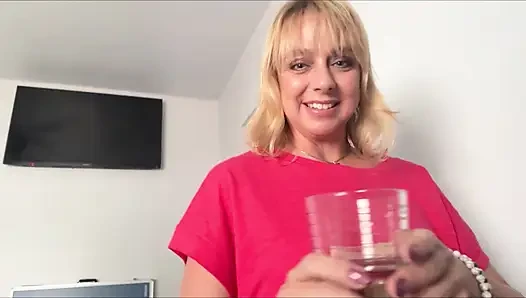 Tatlı sarışın üvey anne yaralı üvey oğlunun boşalması için yardım ediyor - Brianna Beach - Alex Adams