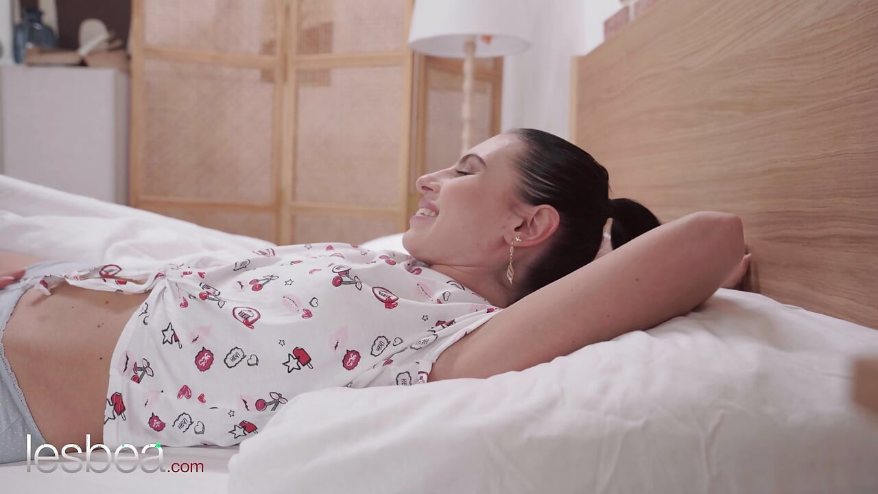 Lesbea oops yanlış yatak! Arian Joy ve Lilly Bella samimi amcık yalıyor ve makaslama orgazmları