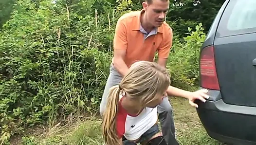 İri göğüslü sevimli genç kız açık havada büyük sert bir yarak alıyor