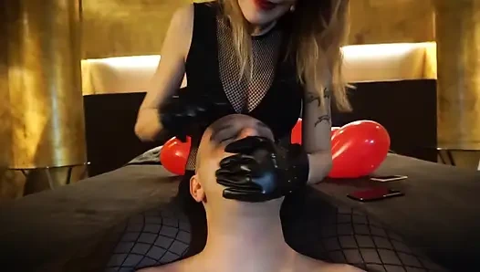 Eldivenli kadın egemenliği piliç zavallı kölesini cezalandırmaya başlıyor