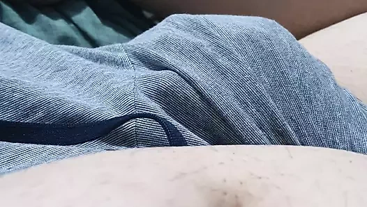 Yaramaz üvey anne üvey oğlunun yarağını çıkardı ve ona sert mastürbasyon yaptı