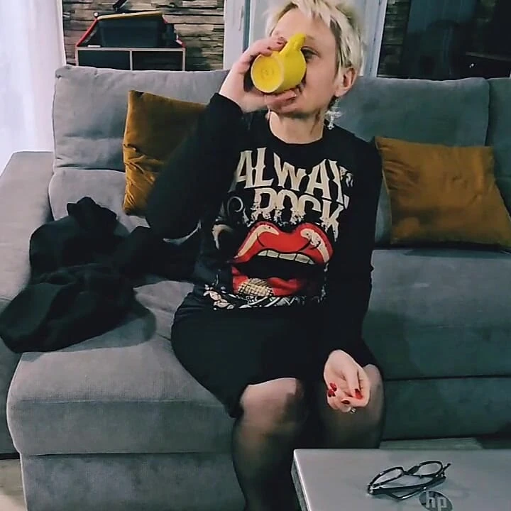 Olgun MILF vajinamla çalışmak ya da dildo arasında seçim yapmak zorundaydım