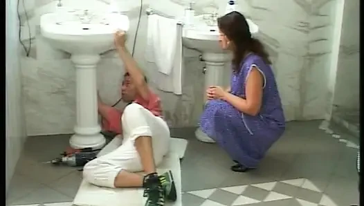 Azgın Alman evli kadın dolgun bir adam tarafından sert sikiliyor