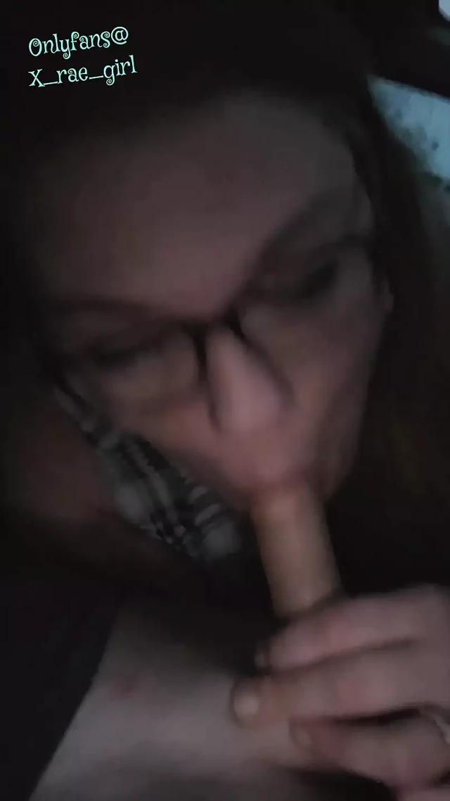 Gözlüklü seksi sarışın iri güzel kadın arabada yarak emiyor - yüze boşalma ile gırtlağına kadar