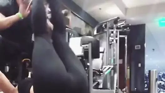 Nikki bella yerde çalışıyor