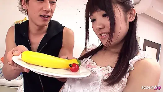 Asya temizlikçi bayan genç kız patronu tarafından baştan çıkarılıyor ve sıkı amından sikiliyor