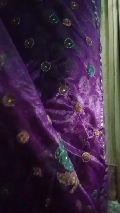 Hintli eşcinsel travesti alt gaurisissy büyük göğüslerini mor sari içinde gösteriyor | Klip 2