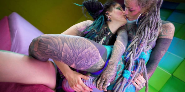 Illuz'un Anuskatzz'de takma kullanıyor