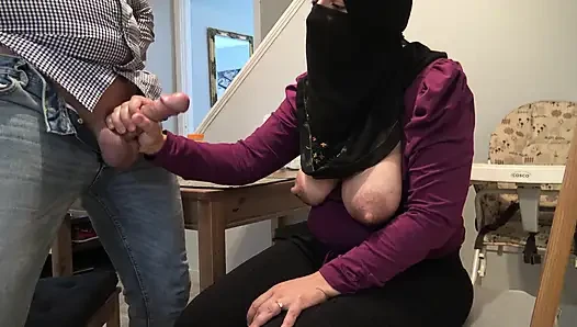 Я унижаю своего мужа, прежде чем позволить незнакомцу трахнуть меня