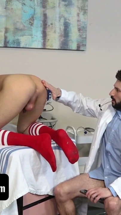 Sapık Doktor Beyzbol Oyuncusunu Ofisin Her Yerinde Sikiyor ve Onu Büyük Maç İçin En İyi Forma Sokuyor | Bölüm 2