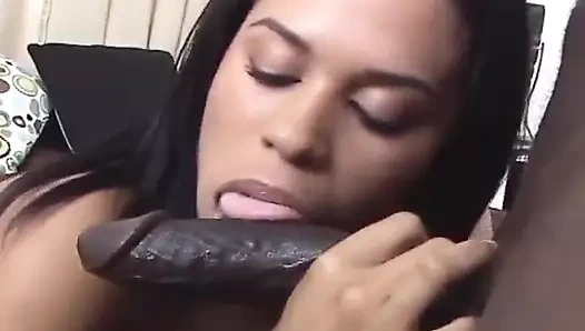 Süper ince esmer zenci sıkı amcığının derinliklerinde uzun bir siyah yarağa bayılıyor