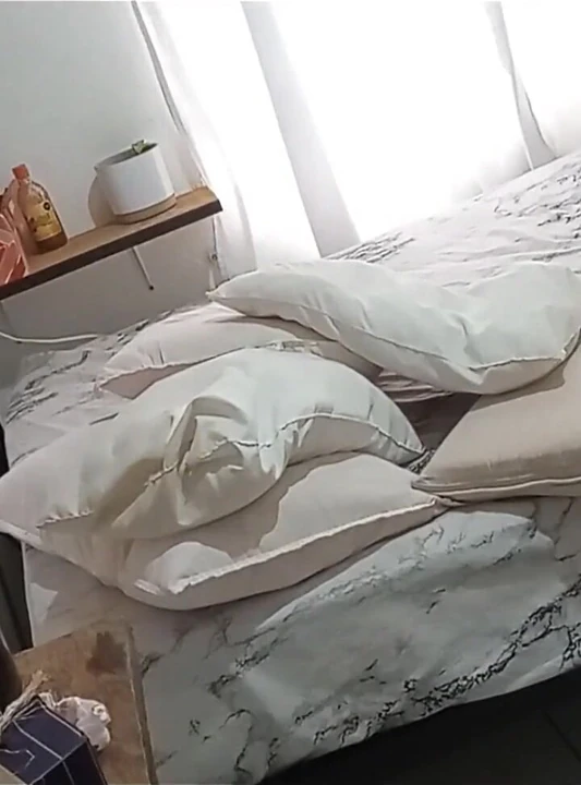 Olgun orta yaşlı seksi kadın odasını temizliyor 1