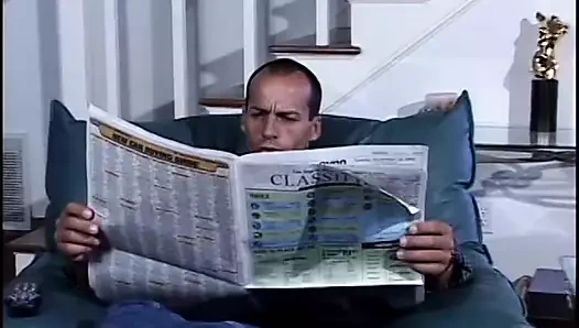 Sıcak sarışın alır onu am yemiş üzerinde the kanepe önce damızlık kâkül onu