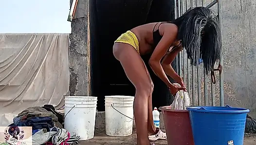 O Amcığımı Sidikle Siktikten Sonra Babamın Kıyafetlerini Yıkıyorum!!