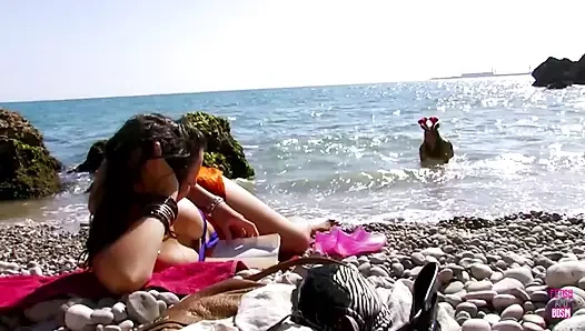 Bikinili birkaç lezbiyen açık havada sert bir yarakla sikişiyor