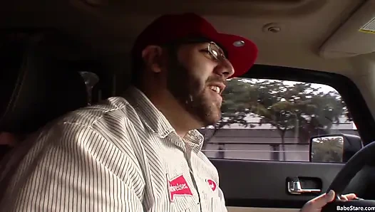 Taze yüzlü genç kız döl yutarken yüzüne boşaltıyor