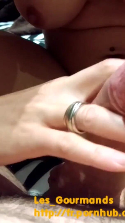 Güzel büyük memeli çıplak orta yaşlı seksi kadın kocasının yarağını sıvazlıyor ve onu meme uçlarına boşaltıyor | Klip 3