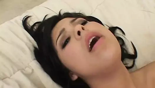 Siyah adam yatakta latin bebeğin göt deliği yiyor