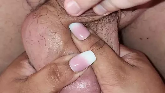 Acımasız top sıkma. Daha fazla dayanamayana kadar taşaklarımı çok sert sıkıyor