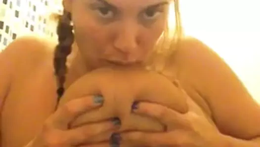 sarışın gösteri göğüsler