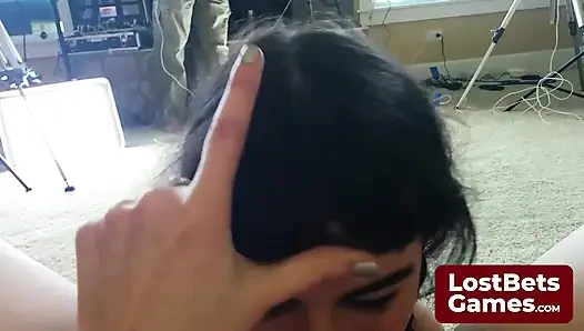 Cesur bir striptiz Hava Pong hareketi rakibinin vuruşunu çıldırtıyor