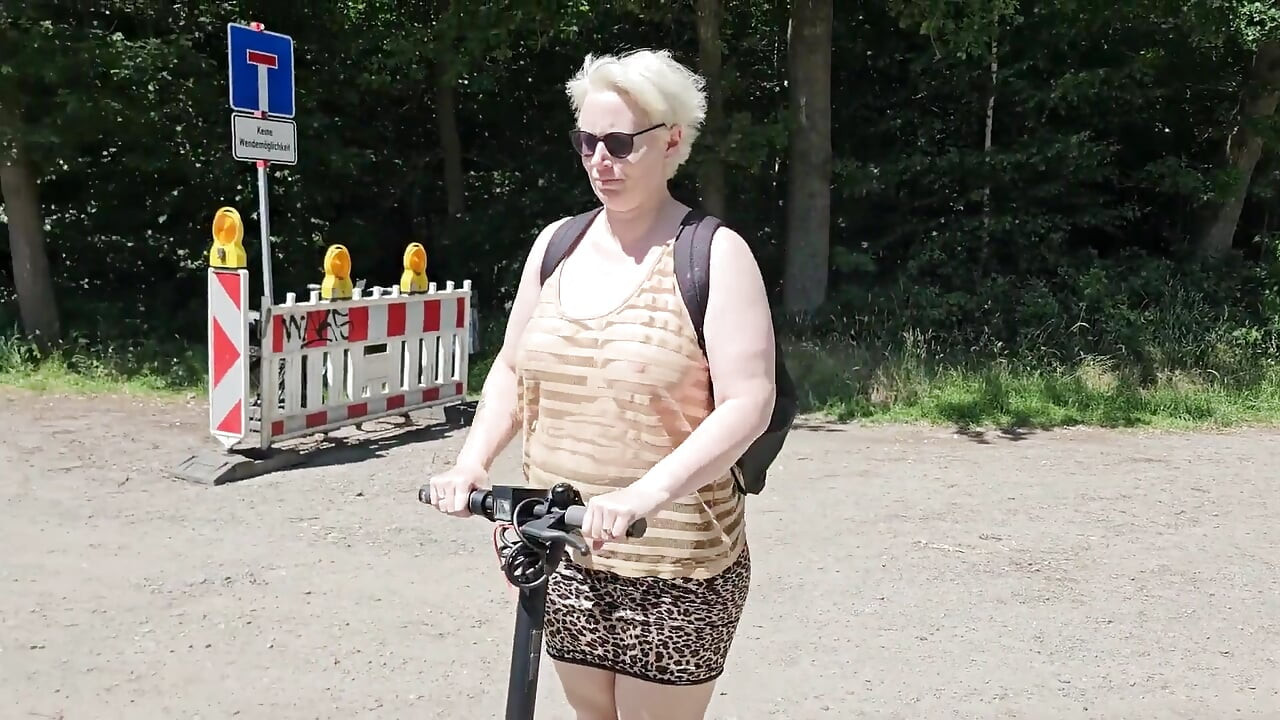 Scooterla yolda hafifçe davranmak