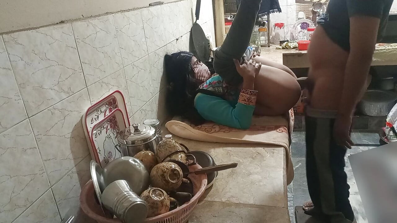Hintli üvey kız kardeş mutfakta sert seks yapıyor, bhai ne behan ko kitchen me jabardasti choda, net Hintçe ses