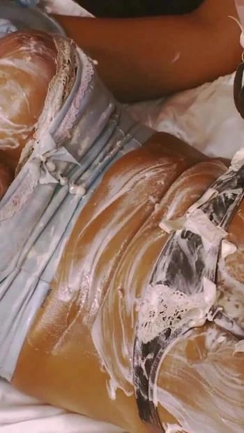 Волнующий момент из "Поедание клубники, а затем сосание вишневого пирога в этой грязной и сливочной лесбо-сцене"