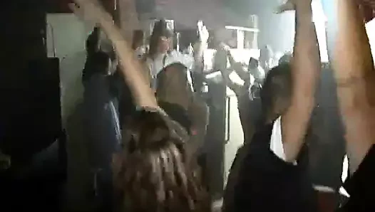 Üniversiteli genç kız parmakladıktan sonra yarağı sikiyor