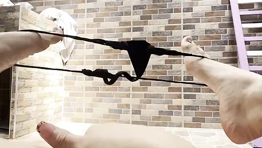 Güzel üvey kız kardeş, üniversiteye gitmeden önce cliptorisiyle oynamayı seviyor