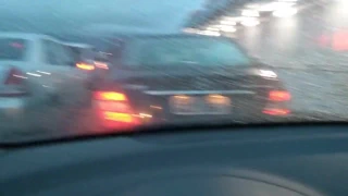 Angelica milf gostosa exibindo os peitos no decote no carro