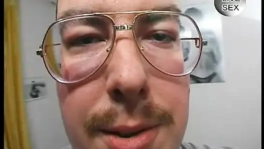 Amatör orta yaşlı seksi sürtük boşalana kadar küçük yarak emiyor